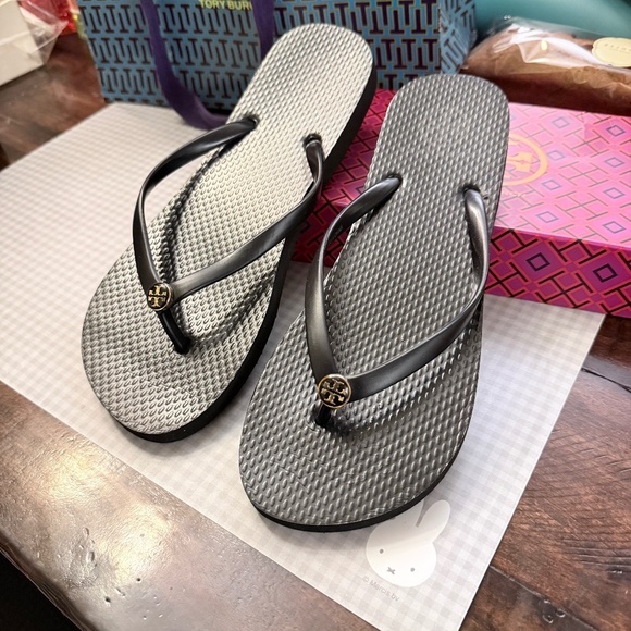 Tory Burch Classic Flip Flops - Black Gold Logo Sandals Size 9 - Like New! - Picture 1 of 14